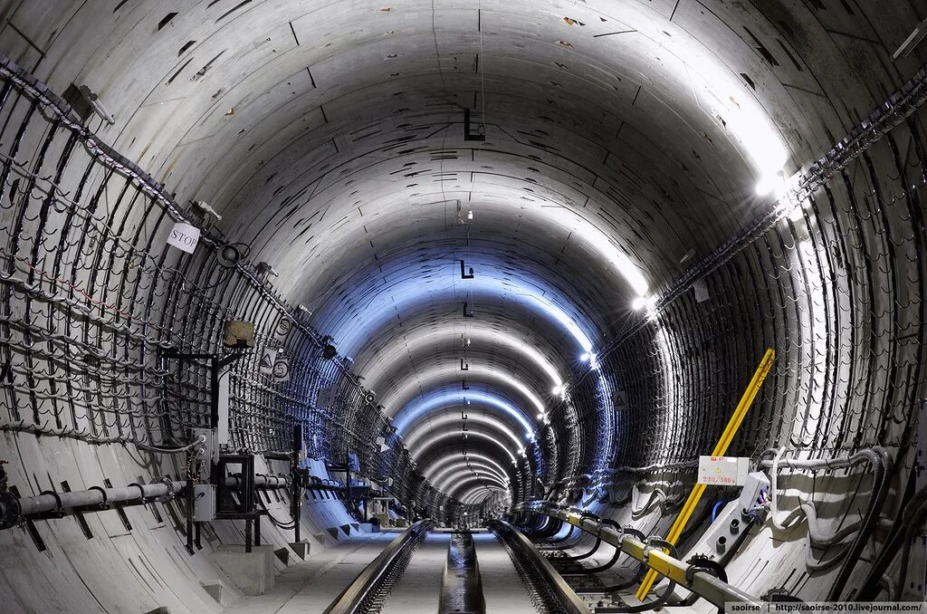 Включи нормальную станцию. Метро тоннель подземелье Московского метрополитена. Тоннель метро станция Бауманская. Тисинский тоннель. Подземные тоннели метро.