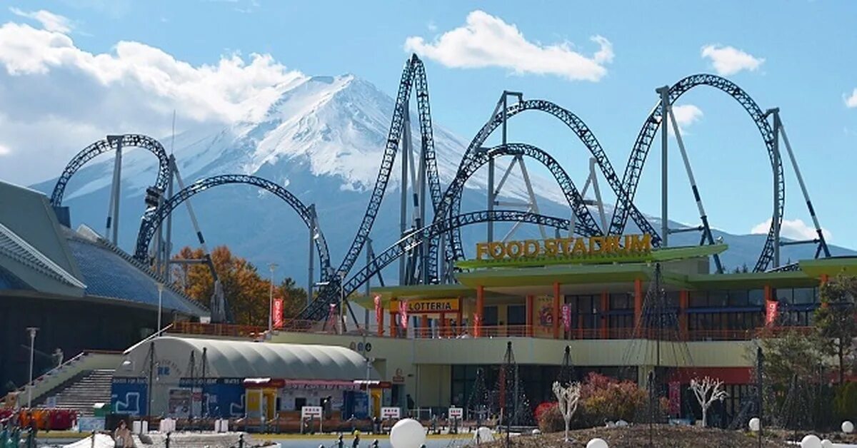 Развлечения в японии. Takabisha, парк Fuji-q Highland, Фудзиесида, Япония. Парк аттракционов Fuji q Highland.. Фудзи парк аттракционов в Японии. Диснейленд Токио аттракционы.