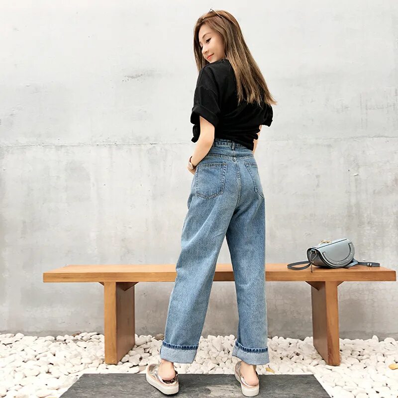 джинсы мом 2022. стройные девушки в джинсах. джинсы boyfriend 2022. девушка в широких джинсах. модные широкие джинсы.