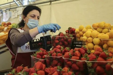 В магазине продают овощи фрукты ягоды