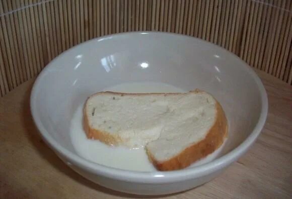 белый хлеб в молоке. хлеб замоченный в молоке. белый хлеб замоченный в молоке. хлеб замоченный в воде. мякиш хлеба в молоке.