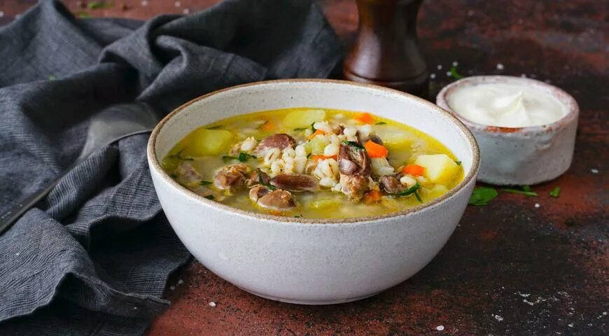 Суп рассольник с курицей. Суп с куриными потрошками. Рассольник с потрошками. Рассольник с куриными потрошками. Суп с потрошками и перловкой.