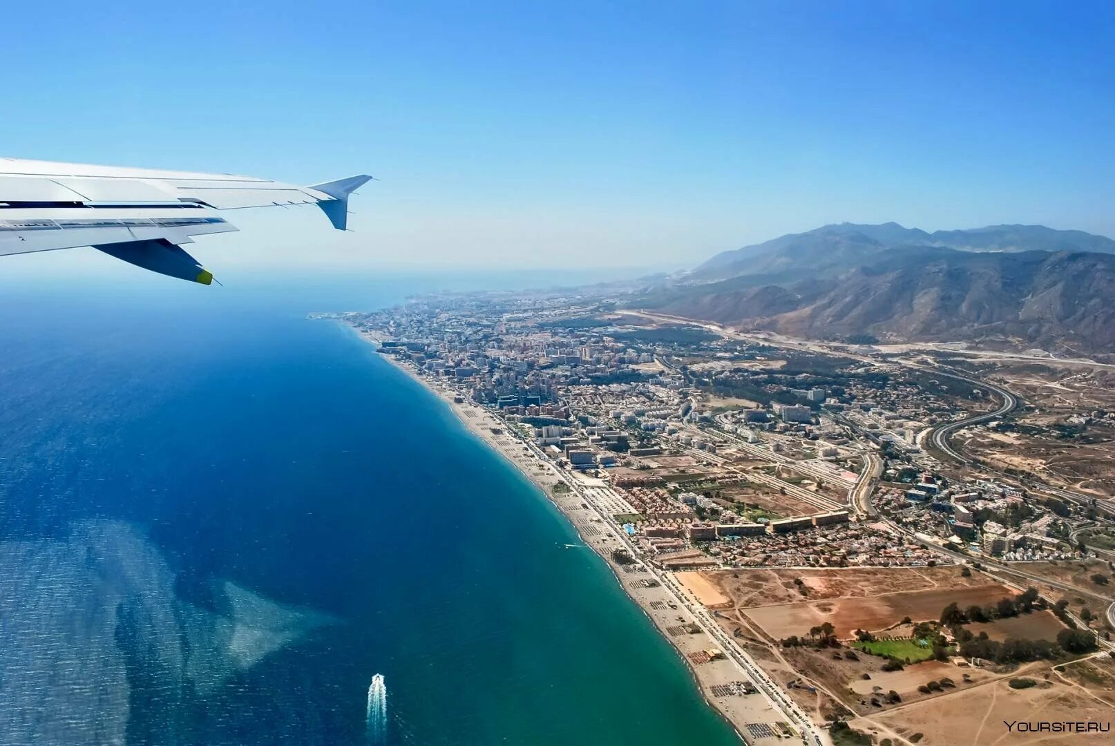 На самолете на море россия. Вид из самолета. Самолет над морем. Сочи вид из самолета. Турция вид с самолета.