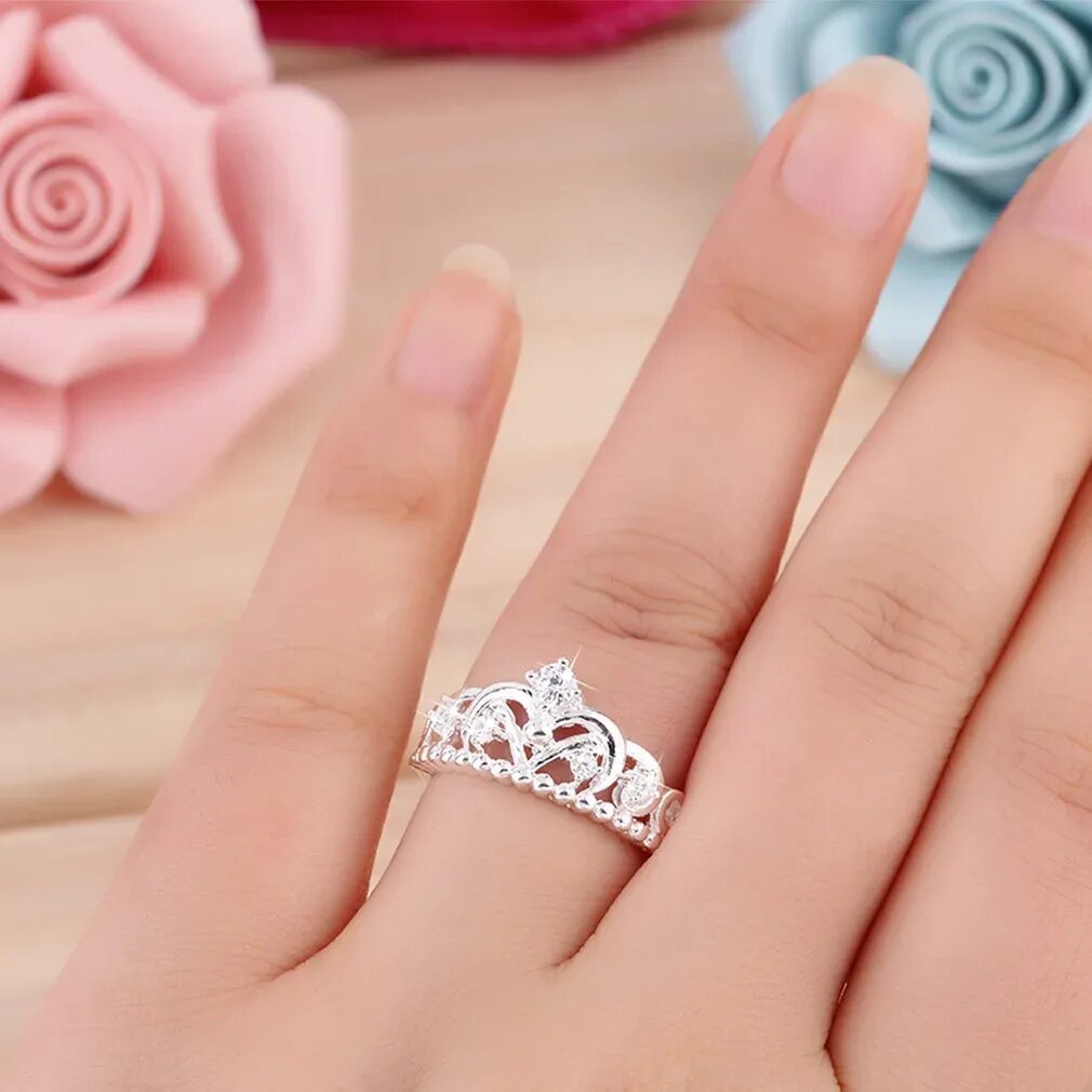 Красивое кольцо на палец. Красивые кольца. Кольцо для девушки. Красивые женские кольца. Красивые кольца на руке.
