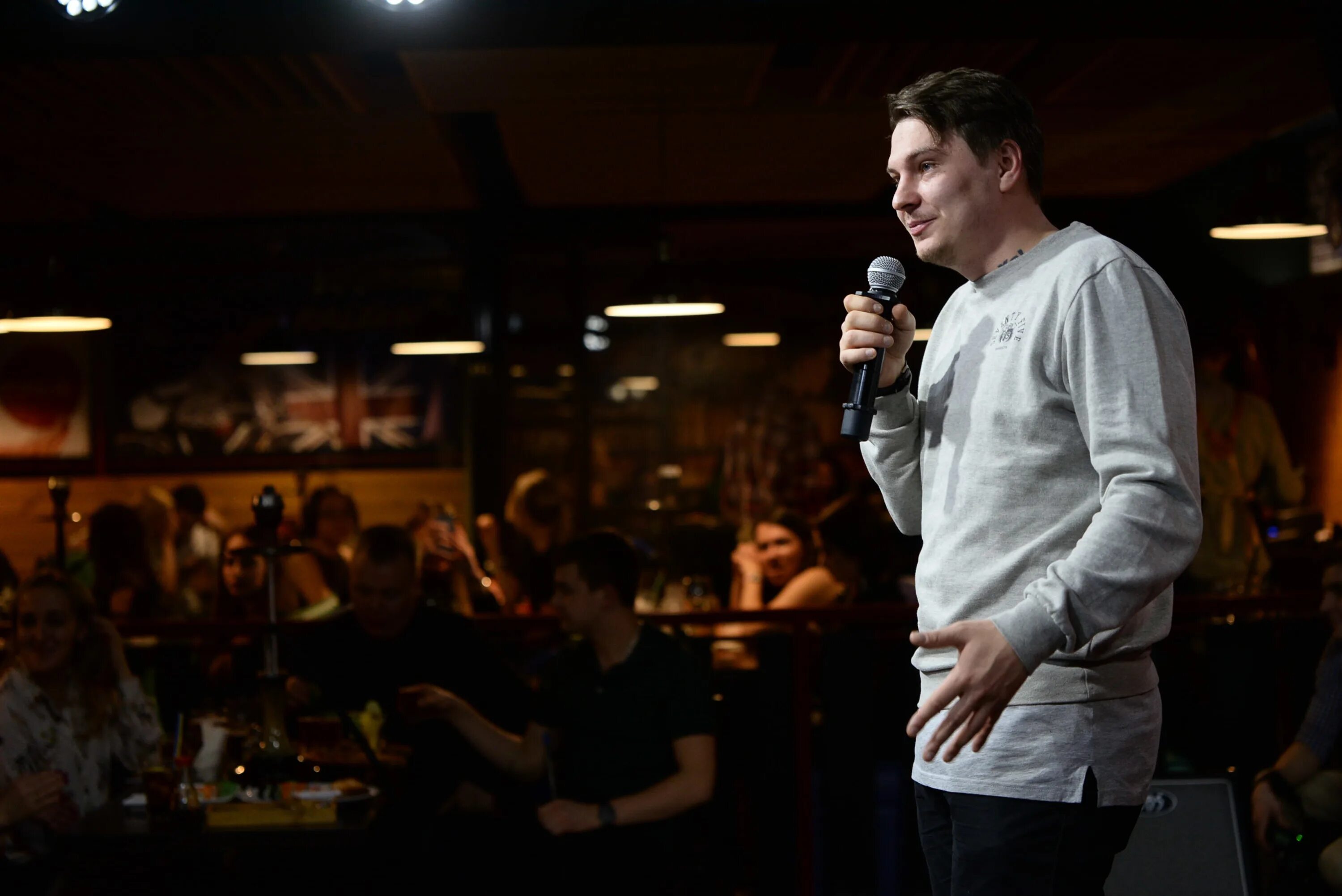 Гайсанов стендап. Гарик пекшев с женой. Карлин стендап. Фреш стендап. Фреш стендап.