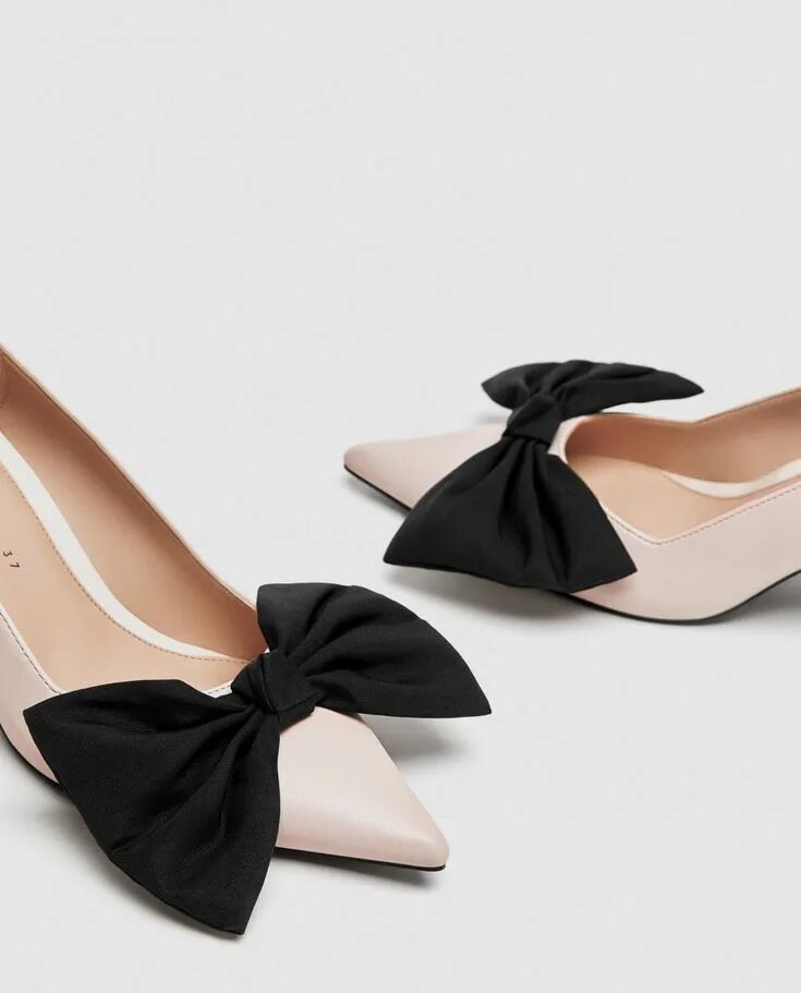 Туфли на шпильке с бантом. Туфли с бантиком на каблуке. Туфли черные с красным бантом на низком каблуке. Туфли с бантом. Туфли на каблуке с бантом.
