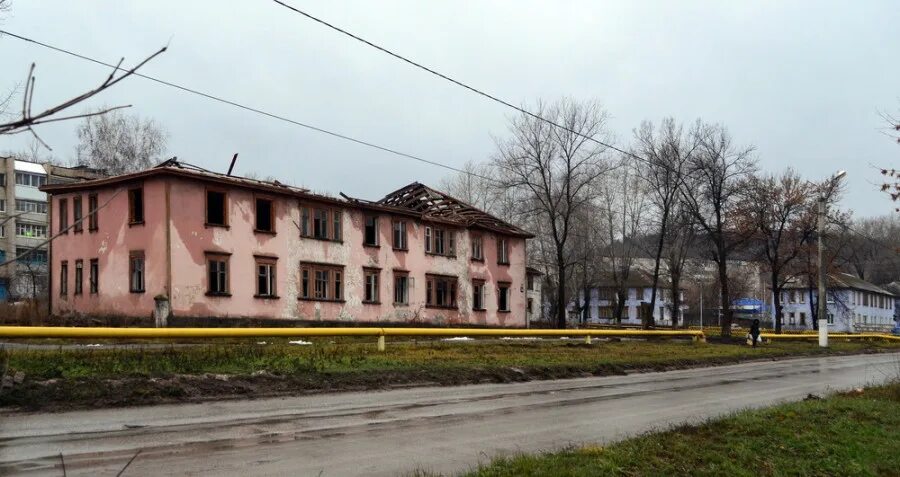 Южные бараки. Жилой барак. Красноярск улица калинина бараки. Тутаев старый город бараки. Южно сахалинск северный городок бараки.