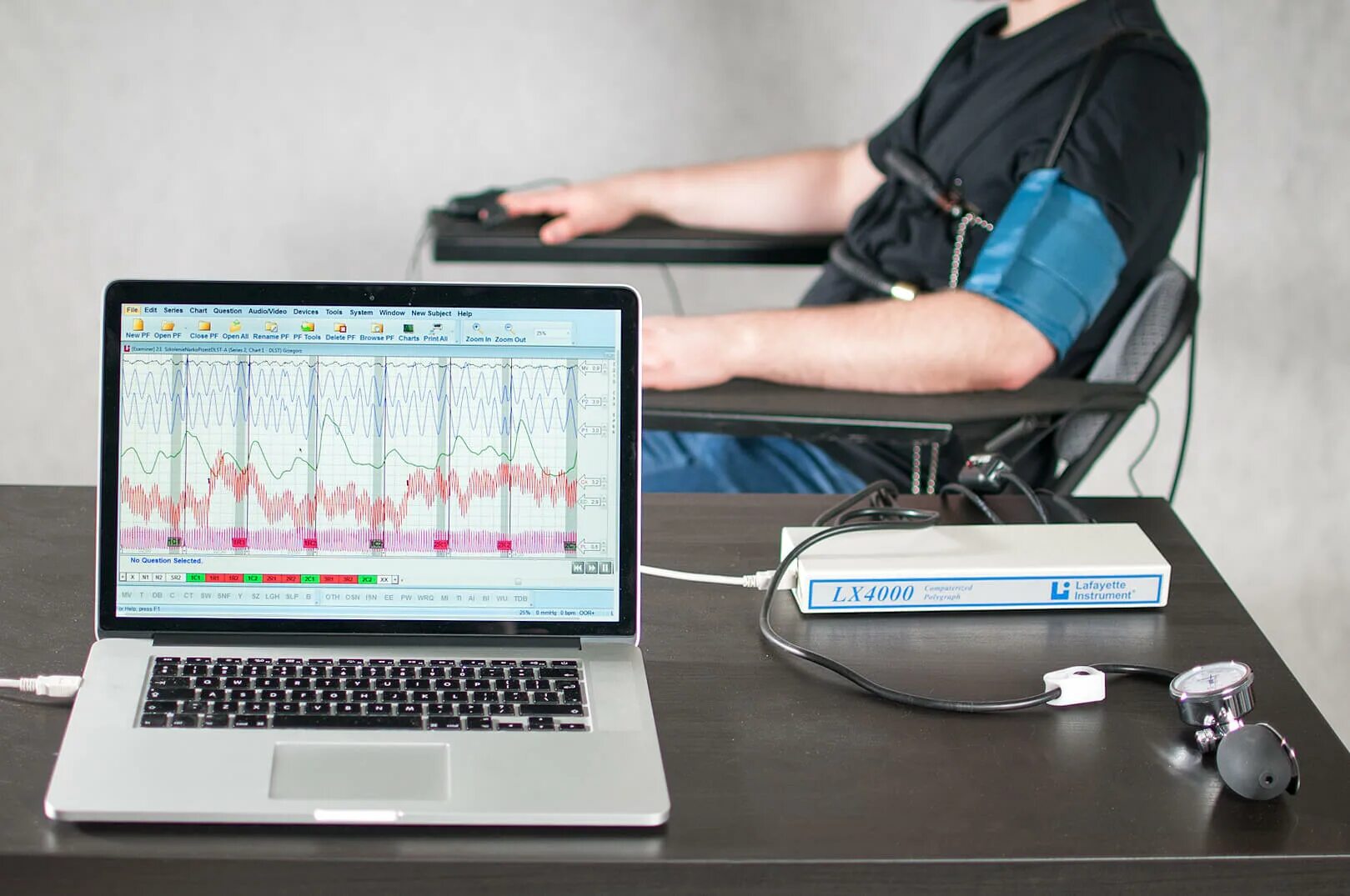 Детектор лжи. Полиграфия детектор лжи. Аппарат полиграф. Детектор лжи при приеме