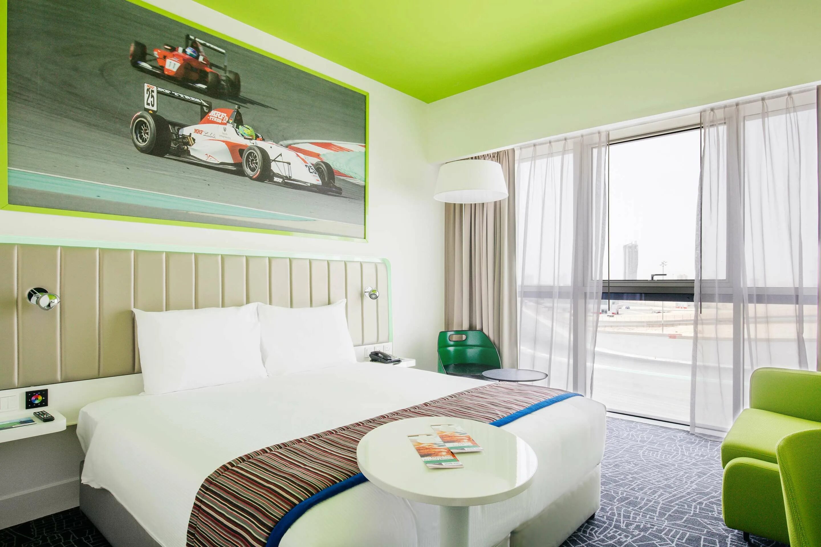 Holiday inn al maktoum airport. Park Inn by Radisson Dubai Motor City. Рэдиссон Дубай. Отель Holiday Inn Dubai al Maktoum Airport 4*. Motor City Дубай.