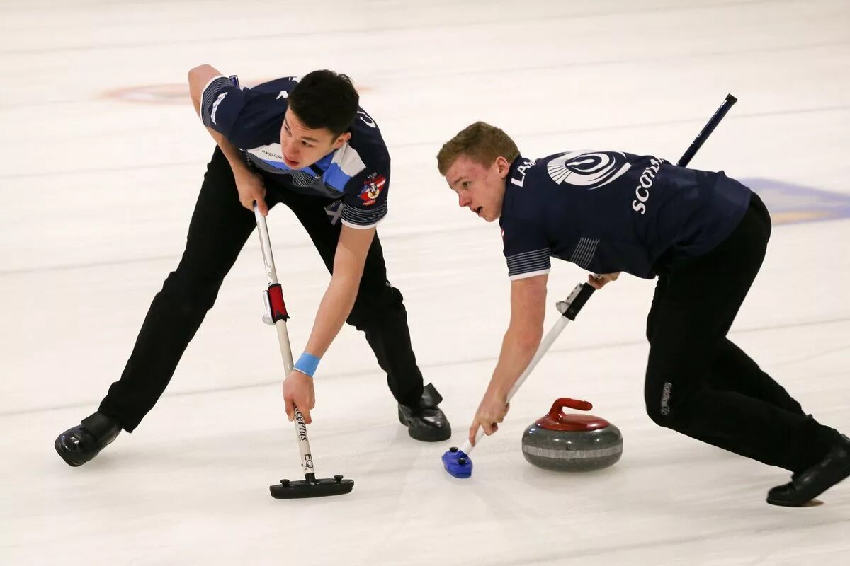 Curling stream. Керлинг Шотландия. Керлинг свип. Керлинг Шотландия мужская. Керлинг в физике.