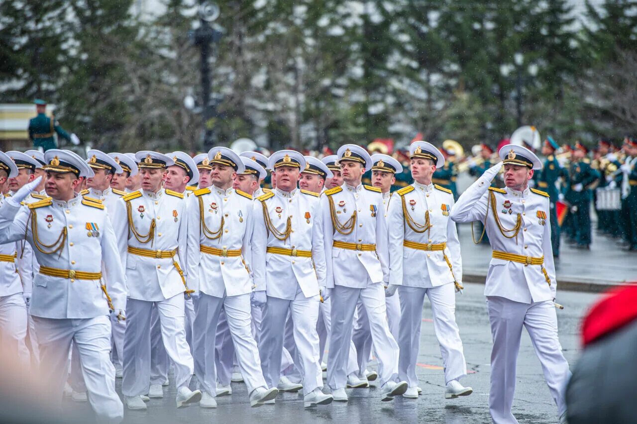 14 мая в россии. Хабаровск парад Победы на площади. Что за люди в белых одеждах на параде с лыжами.