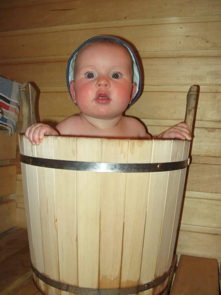 Можно ребенка мыть в бане. Малыш в бане. Смешные малыши в бане. После бани. Дошкольники в бане.