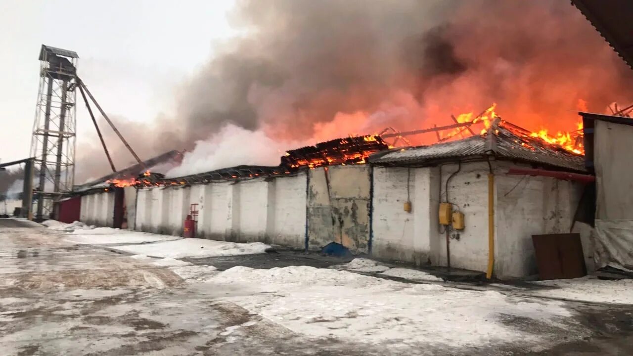 Пожары на ХПП. Пожар в Старом Осколе. В Аксае горят склады. Пожар на складе в Магадане. Старый оскол новости сегодня взрыв