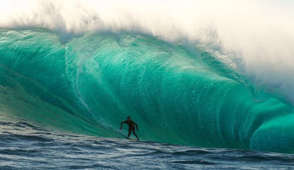 Nazare portugal waves. Тихий океан волны цунами. Волна teahupoo. Гигантские волны в назаре португалия. Волна накрывает.