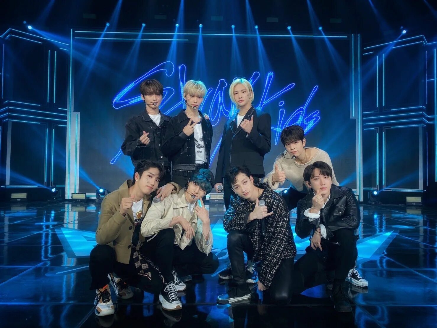 Номер стрей кидс настоящий 2024. Stray kids картинки с именами. Группа stray kids участники по именам. Номер стрей кидс настоящий 2024. Stray kids участники с именами.
