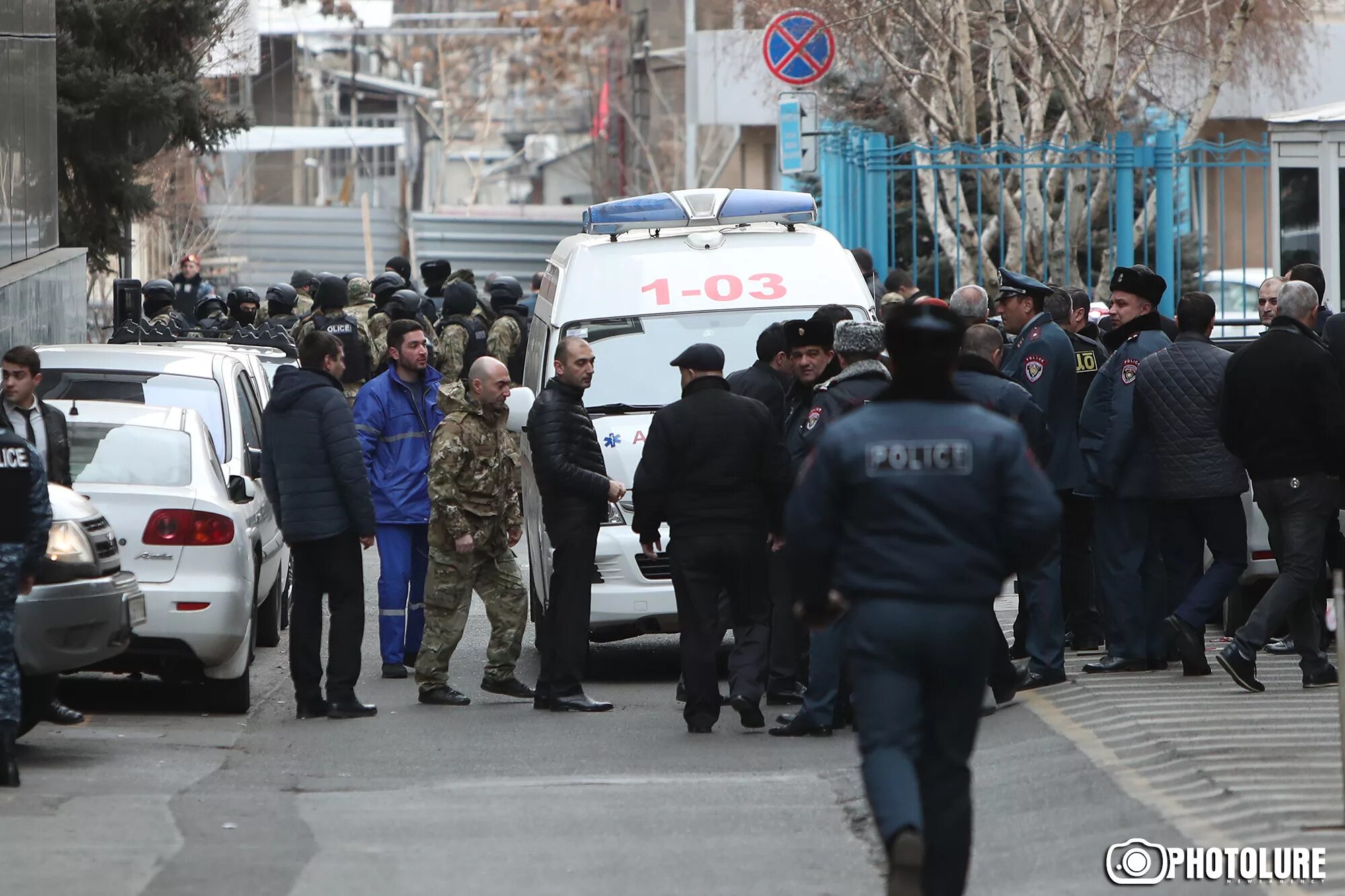 Вооруженные люди ворвались в полицию в ереване