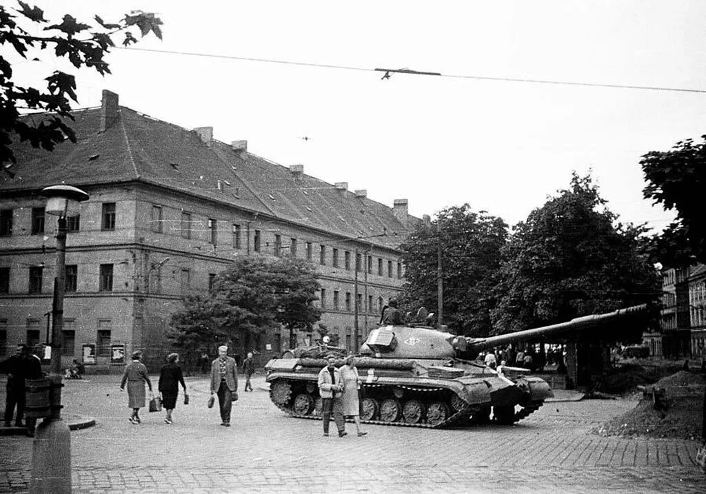 Развитие чехословакии. Т-10 операция Дунай. Танк т-10 м Чехословакия. Операция «Дунай». Чехословакия, 1968 год.. Плзень 1968.