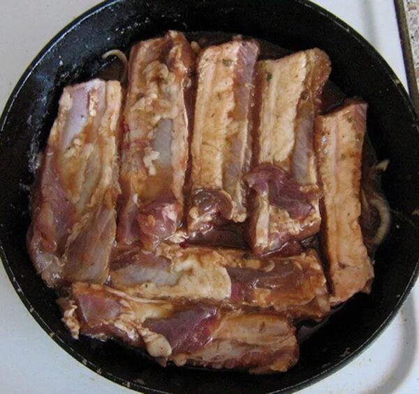 Ребра на сковороде свиные сочно и вкусно. Ребра на сковороде. ребрышки на сковороде. жареные ребрышки на сковороде. свинина ребрышки на сковороде.