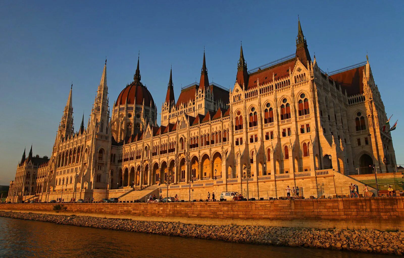 Достопримечательность какой страны является. 14. Здание венгерского парламента Будапешт. Визитная карточка Венгрии здание парламента в Будапеште. Здание парламента Венгрии (Будапешт, Венгрия) вид сверху. Архитектура Европы Будапешт.