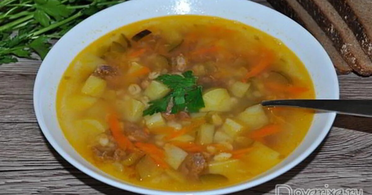 Рассольник с перловкой. Суп с перловкой и тушенкой. Рассольник с тушенкой и перловкой. Рассольник на свиных ребрышках. Рассольник с тушенкой и перловкой.