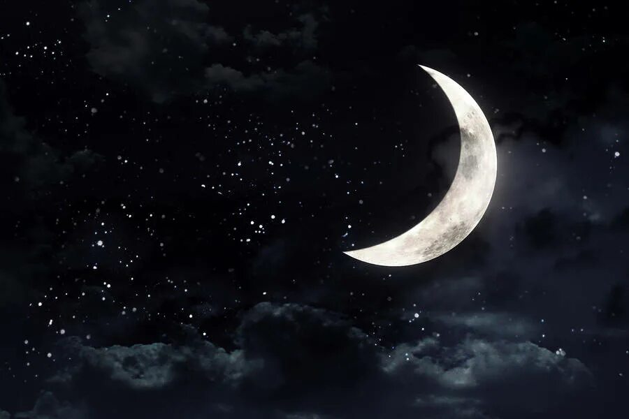 Ночное небо с месяцем и звездами. Новолуние в близнецах. Молодой месяц зимой.