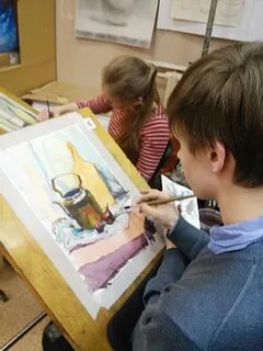 Посещает художественную школу