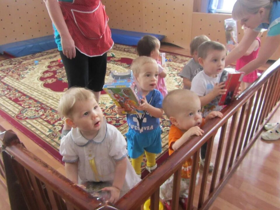 Дом малютки взять. Дом малютки в Казани. Детский дом малютки. Малыши в доме малютки. Дом для детей.