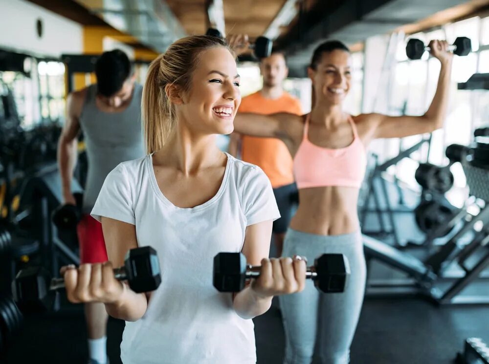 Спортивные люди. Как заинтересовать спортом. Спортивная девушка бежит. Тренировка в зале. Как заинтересовать спортом.