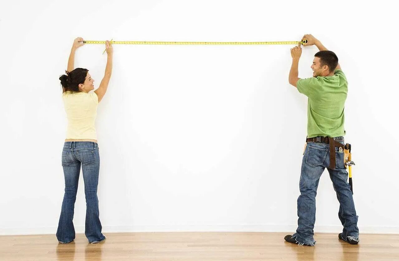 Они плотной стеной. Измерение рулеткой. Человек с рулоном обоев. Измерение стен. Мерить стены.