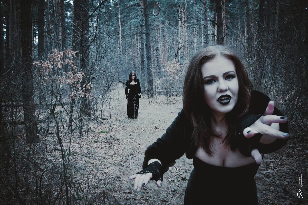 человек заблудился в лесу. темный силуэт в лесу. фотосессия в лесу. девушки страдают в лесу от психов. девушка грустит в лесу.