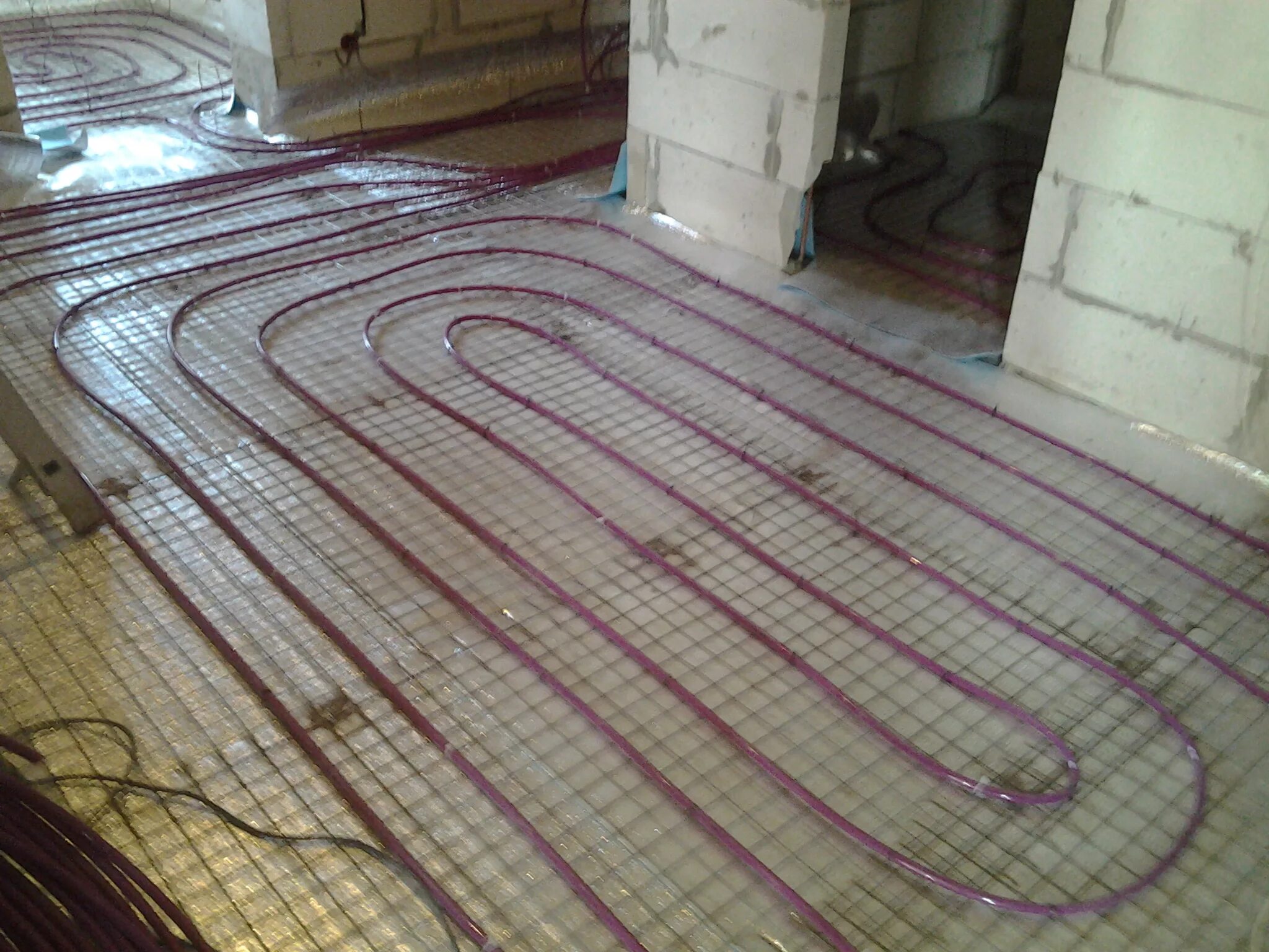 монтаж нагревательного мата под плитку. мат теплый пол электрический под плитку. теплый пол под плитку. водяной теплый пол под плитку. прокладка теплого пола.