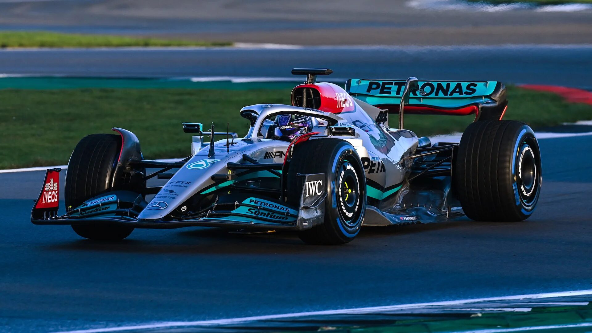 Формула 1 13. Mercedes w13 f1. Болид f1 2022. Mercedes w13 f1 2022. AMG Petronas f1.