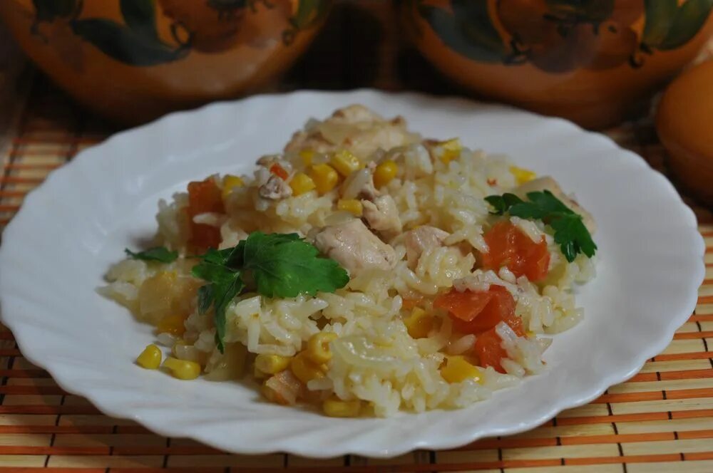 горшочек рис с овощами. плов с курицей в горшочке. плов с грибами в горшочках. горшочек рис с овощами. рис с грибами и мясом в горшочках.