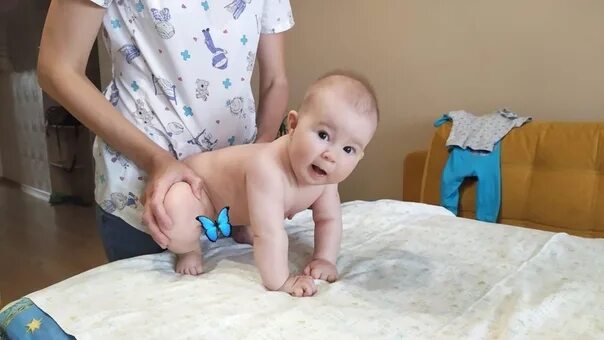 Поворачивается с живота на спину. Переворачиваться со спины на живот. зарядка чтобы научить ребенка переворачиваться на живот. как научить ребёнка переворачиваться с живота на спину в 6. как научить ребёнка переворачиваться со спины на живот в 7 месяцев.