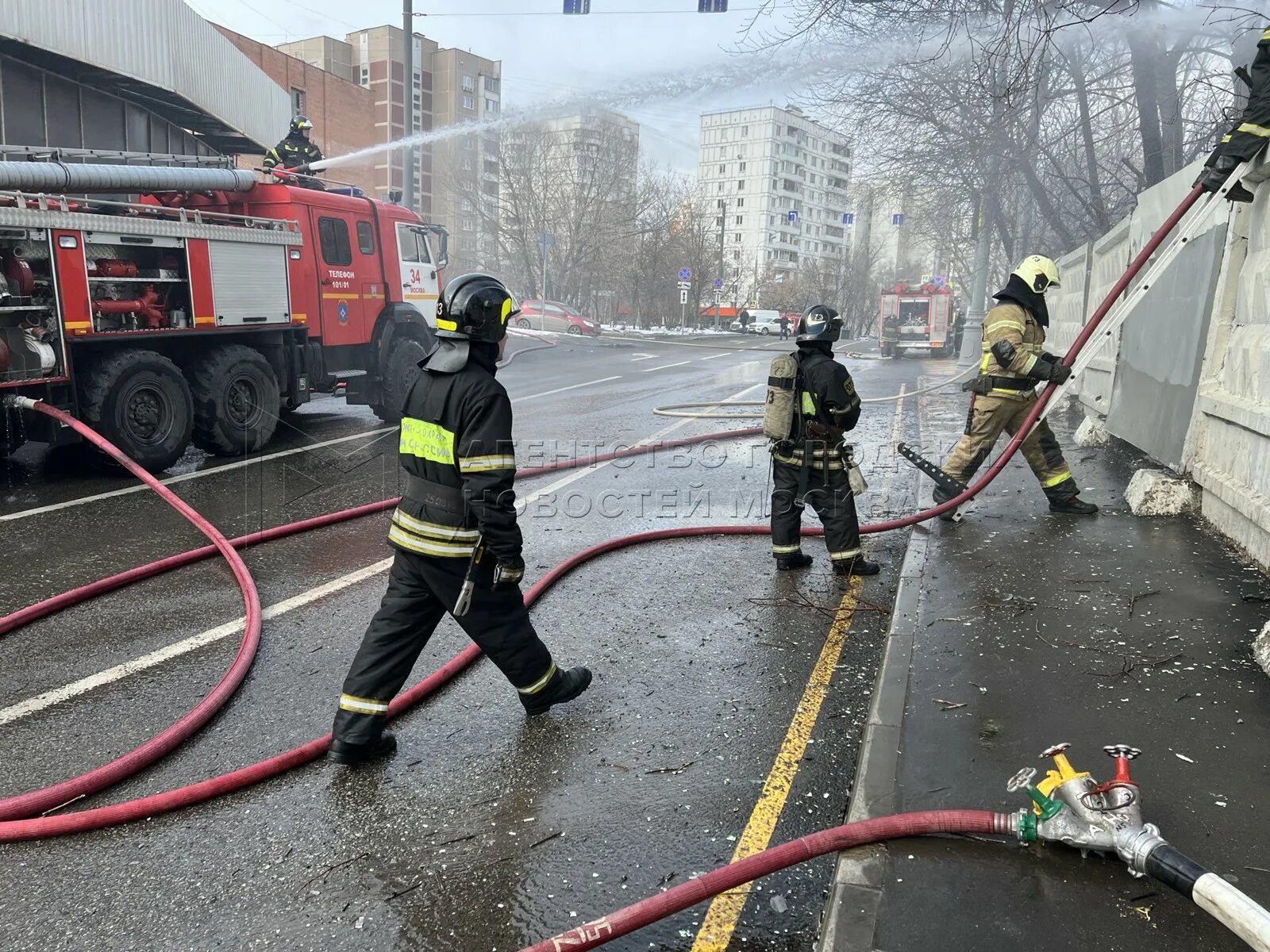 Пожарные Москвы. Пожар в Москве. Пожар Дмитровское шоссе. Московский пожар.