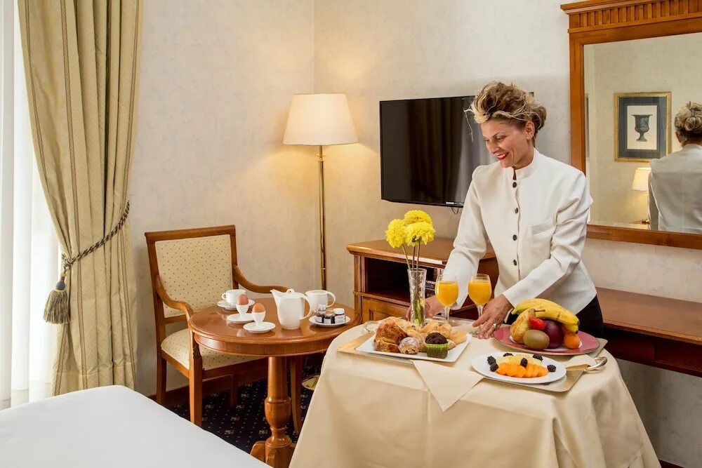 Также в номере. Room service в гостинице. Рум сервис отель. Обслуживание в номерах гостиниц. Рум сервис в отеле.
