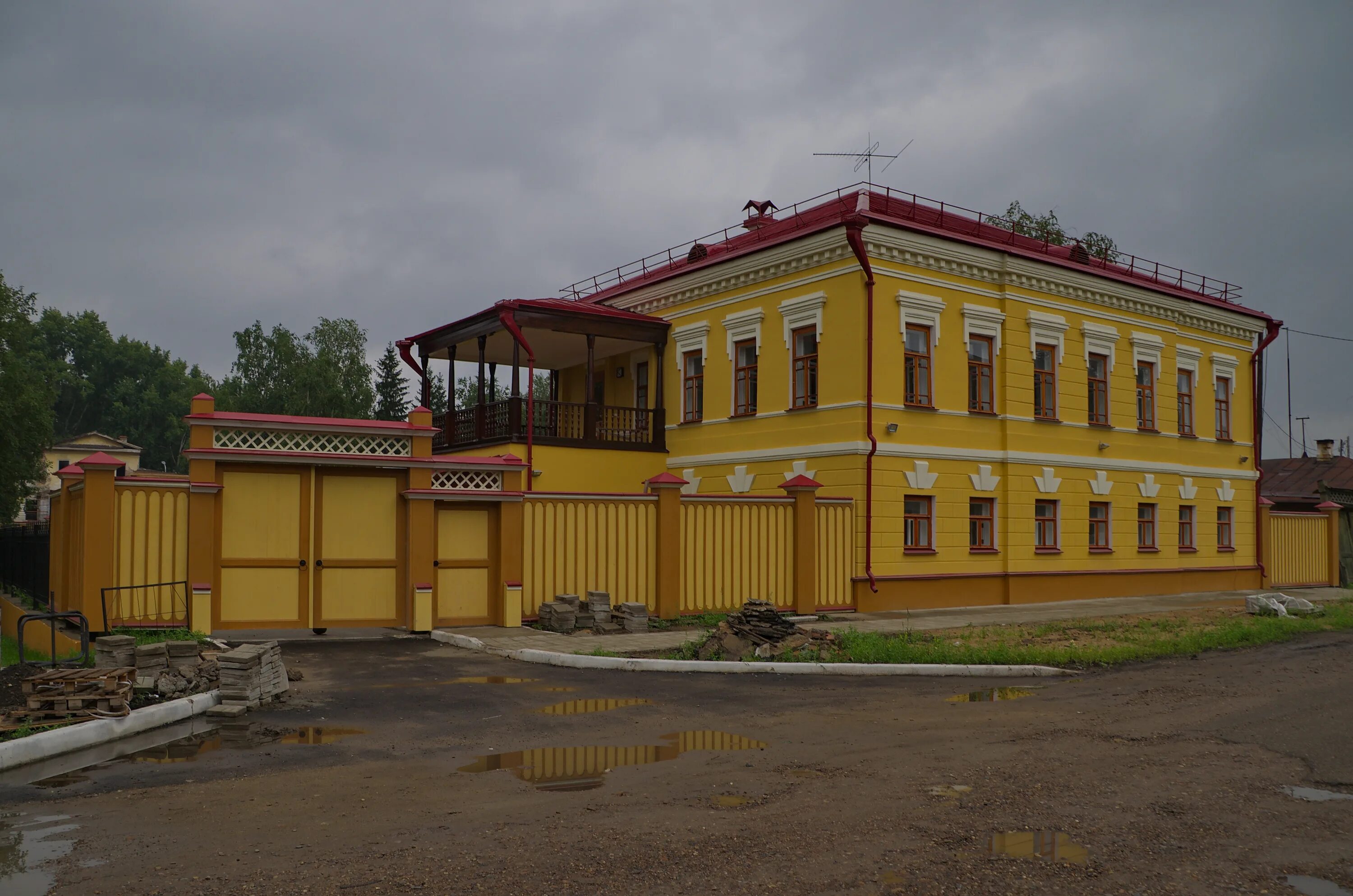 Муниципальные учреждения красноярск. Дом купца Дементьева Енисейск. Усадьба Дементьева Енисейск. Енисейск Кирова 80. Главный дом усадьбы купца Дементьева Енисейск.