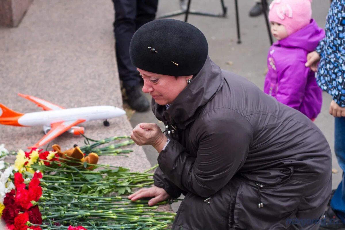 Траур фото. Траур по погибшим. Авиакатастрофа в Великом Новгороде. Скорбим по погибшим в авиакатастрофе фон. Будет ли траур по погибшим в крокусе