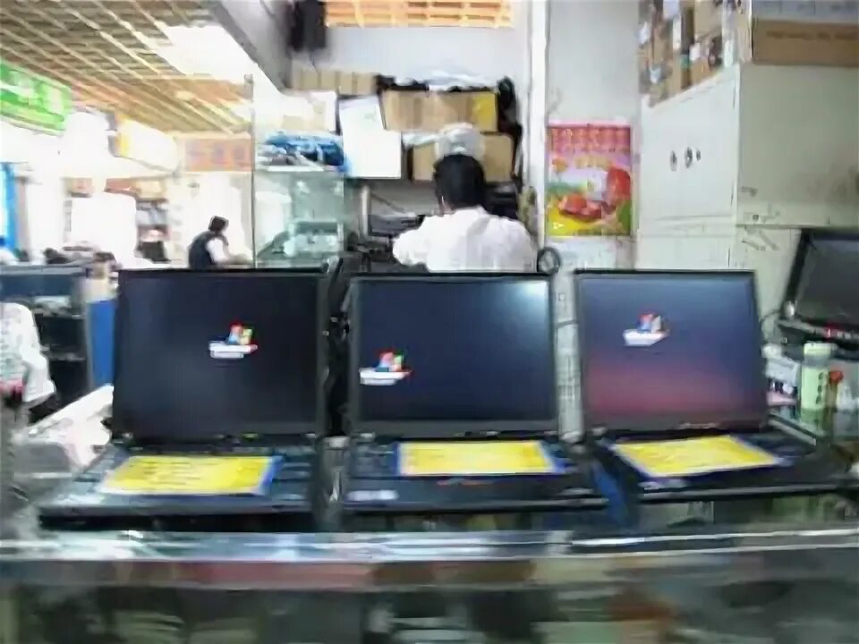 Лжеброкер. Продаëт компьютеры на базаре. Ситуация на компьютерном рынке. Емкость рынка компьютеров. Магазин компьютеров.