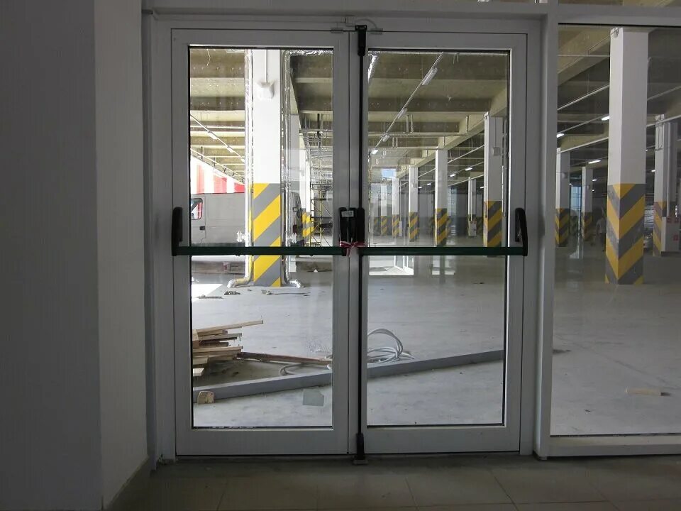 Sl 160 алютех. Входная группа пластиковые двери. Вентиляционная створка schuco. Слайдинг безрамное остекление. Алюминиевые двери со стеклом входные.