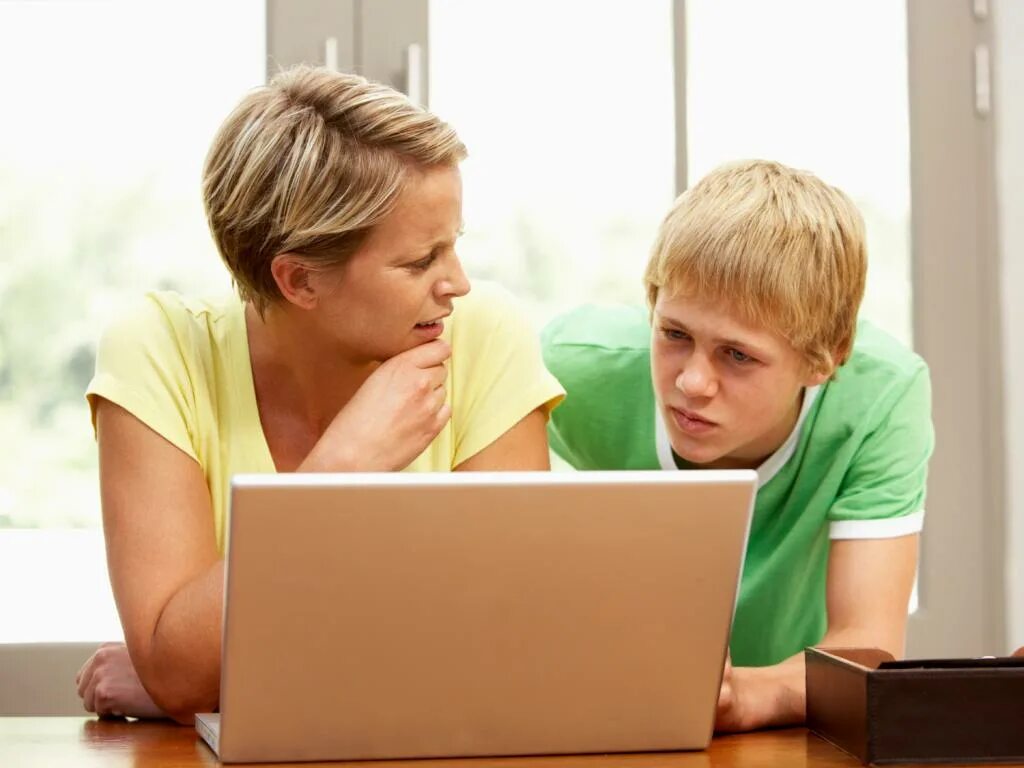 Мама и подросток. Подростки и родители. Компьютер для детей. Подросток и взрослый. Хорошая мама дает сыну