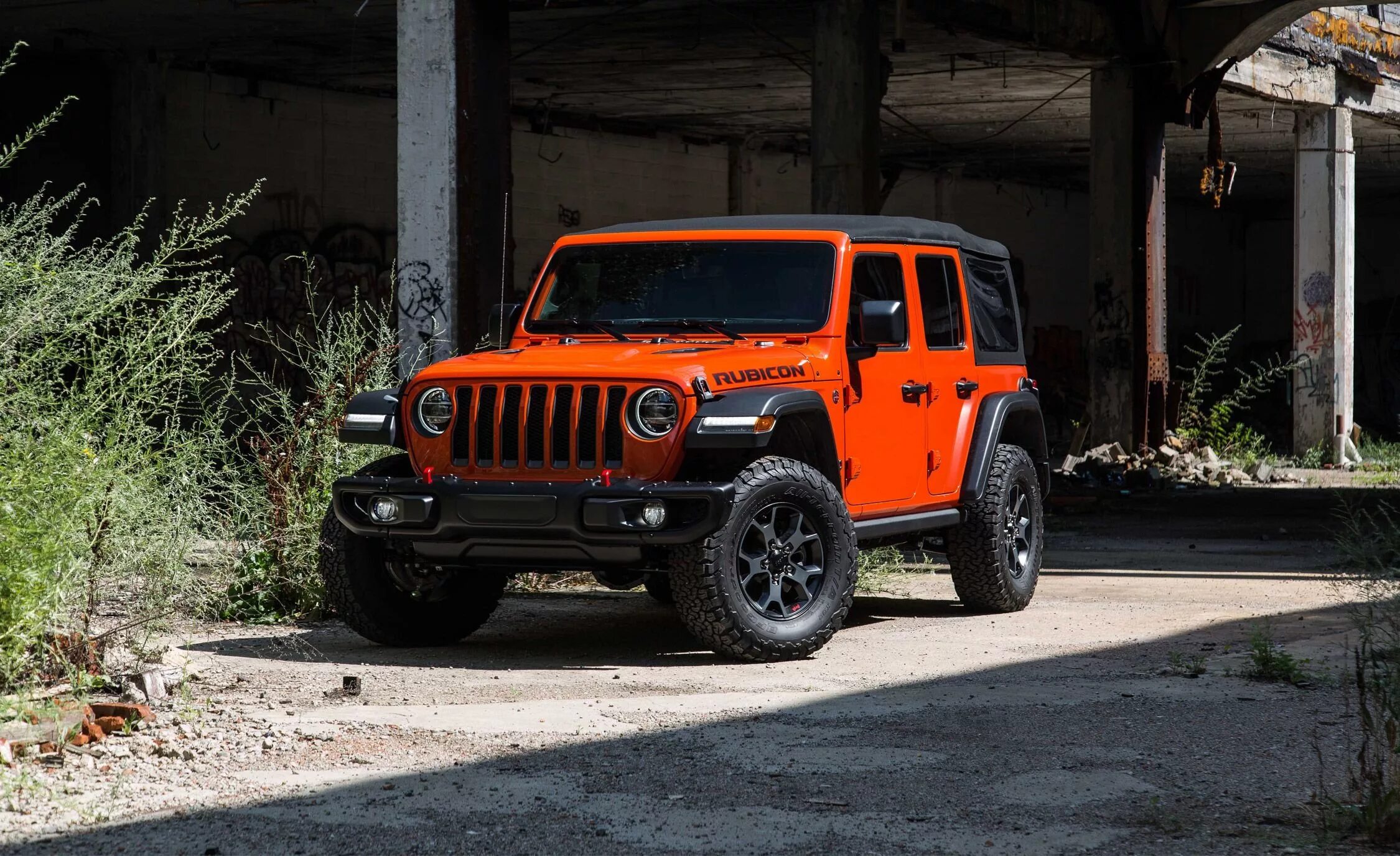 Рубикон спорт. Jeep Wrangler Unlimited Rubicon 2020. Jeep Wrangler Rubicon 2020 белый. Джип Вранглер Рубикон клиренс. Jeep Wrangler Rubicon 2020 Tuning.