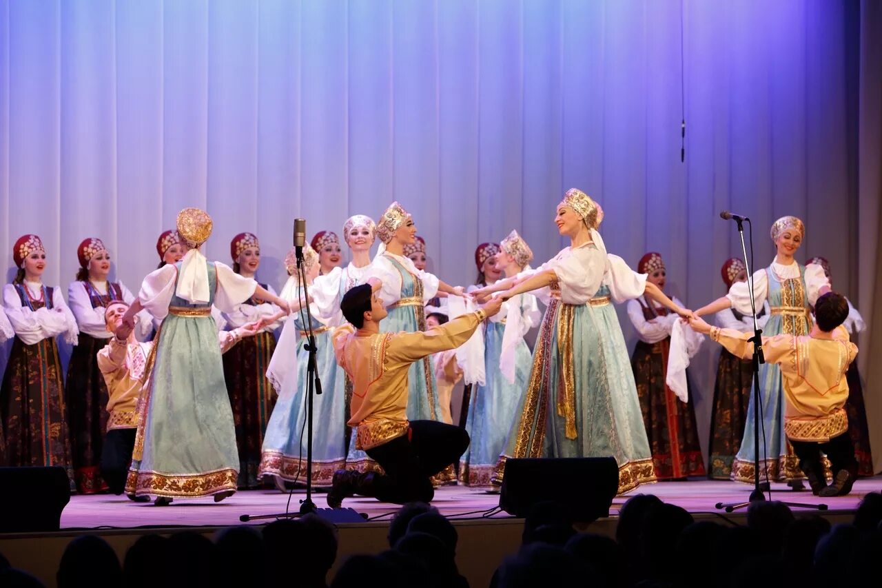 кустодиев картины купчиха. константин маковский боярышня за чаем. фотосессия барыня зимой. рязанский хор имени попова. барыня зимой.