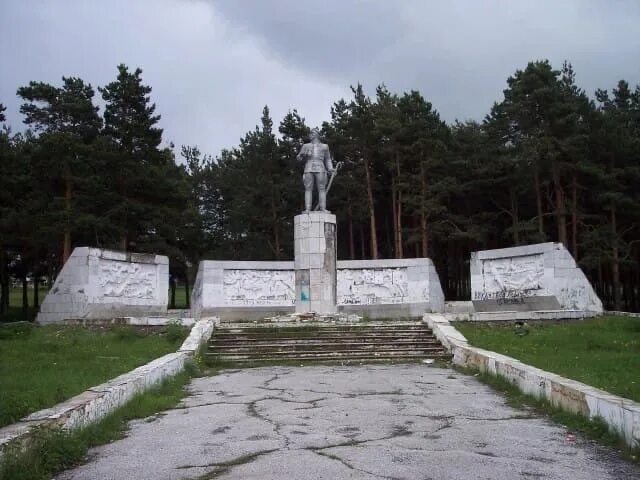 Белорецк блюхера. Памятник Блюхеру в Белорецке. Сквер Блюхера Белорецк. Памятники города Белорецка Блюхеру. Парк Блюхера Белорецк.