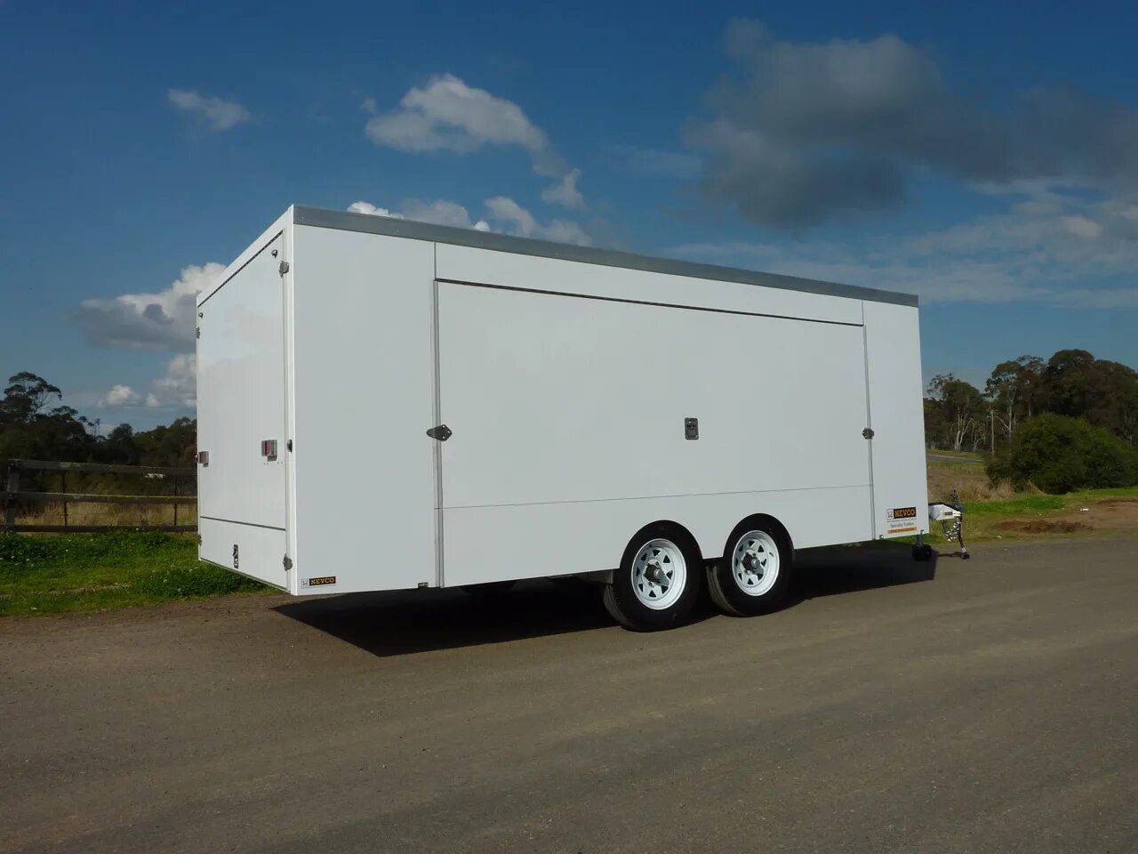 Лафет камаз. Enclosed trailer. Trailer car. Люди в прицепе. Автовоз car hauler 45*23*15 см микс.