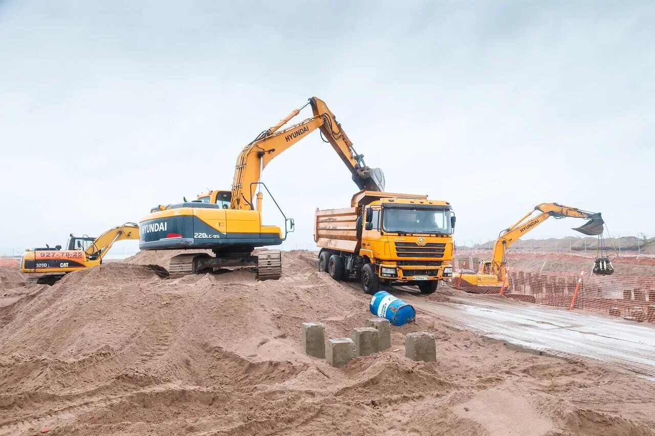 Разработка грунта в самосвал. Погрузка экскаватором. Грунт котлованный камаз. Разработка грунта в самосвал. Котлован вывоз грунта.