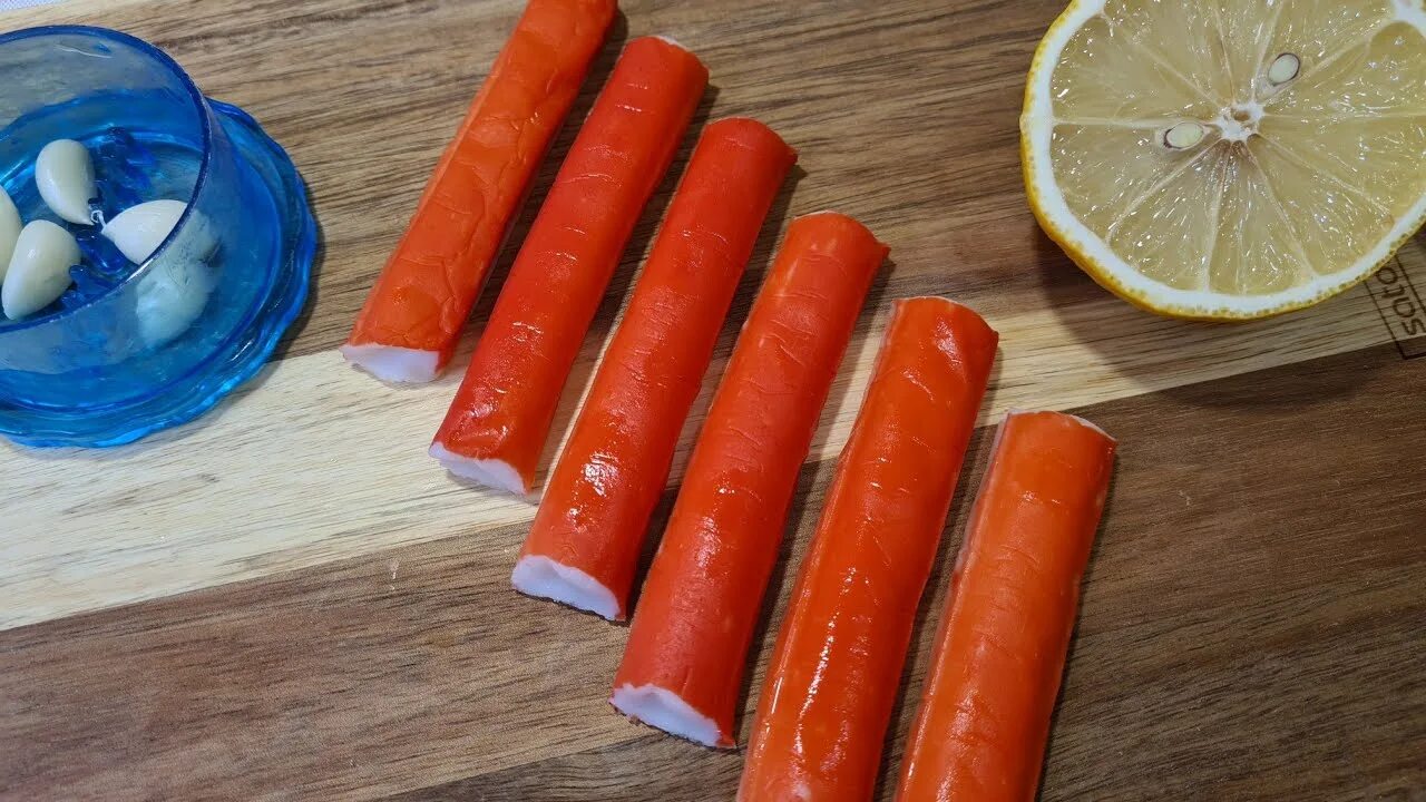 Сыр с крабовыми палочками. Крабовые палочки домашнего приготовления. Крабовые палочки домашнего приготовления. Красная оболочка крабовых палочек. Крабовые палочки фото.