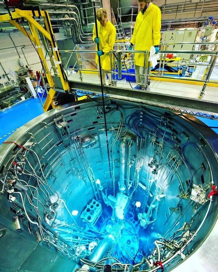Запуск ядерного реактора. Тяжеловодный реактор ИТЭФ. Нуклеар реактор. Реакторный зал атомной станции. Атомная энергия реактор.