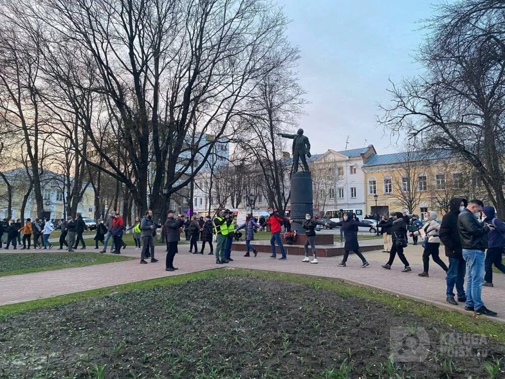 Митинг в Калуге сегодня. 21 Апреля. Екатеринбург площадь 1905 года незаконный митинг. Калуга митинг 11 апреля. 14 20 21 апреля