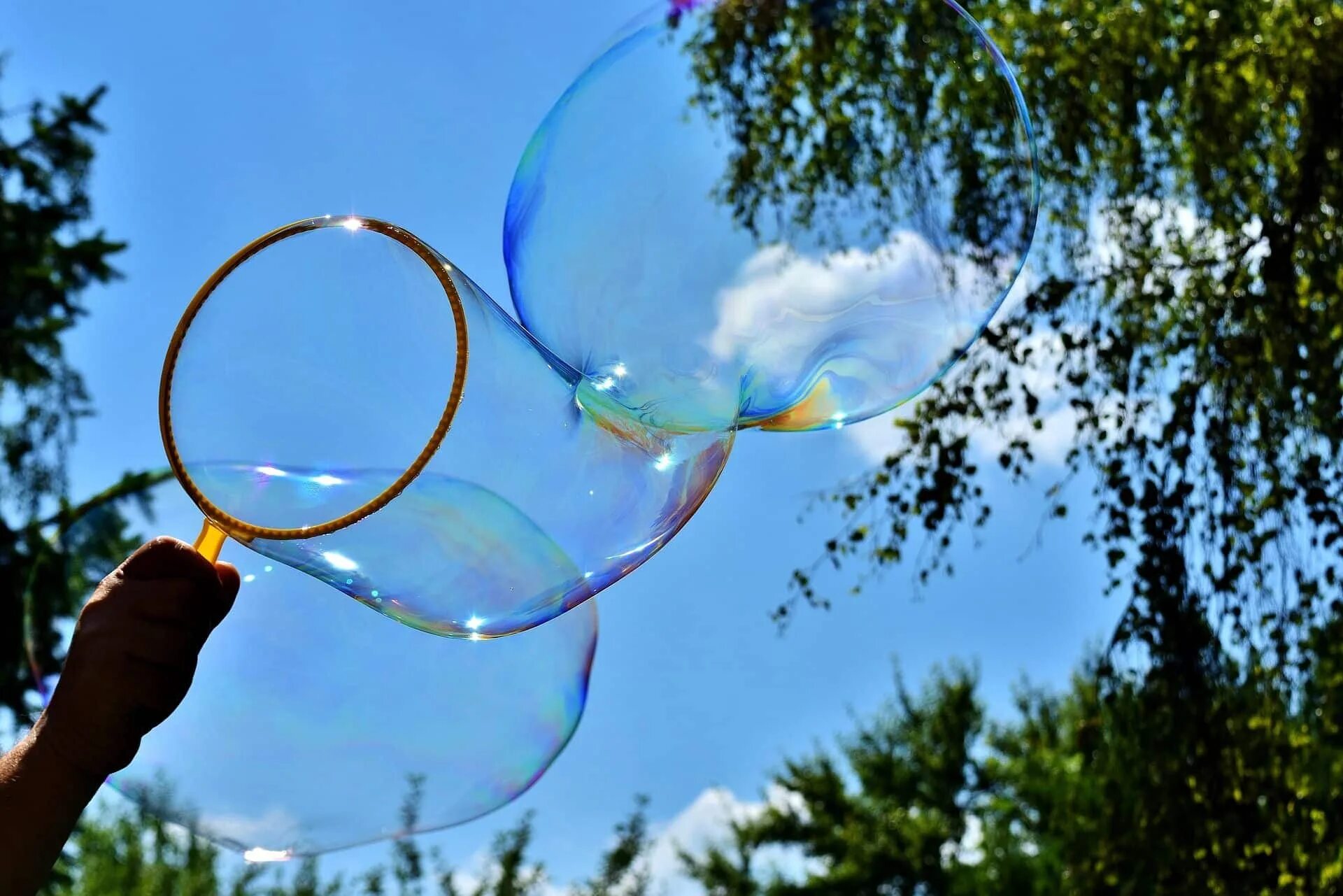 Жил был шар. Мыльные пузыри. Мыльные пузыри большие. Много мыльных пузырей. Гигантские мыльные пузыри.